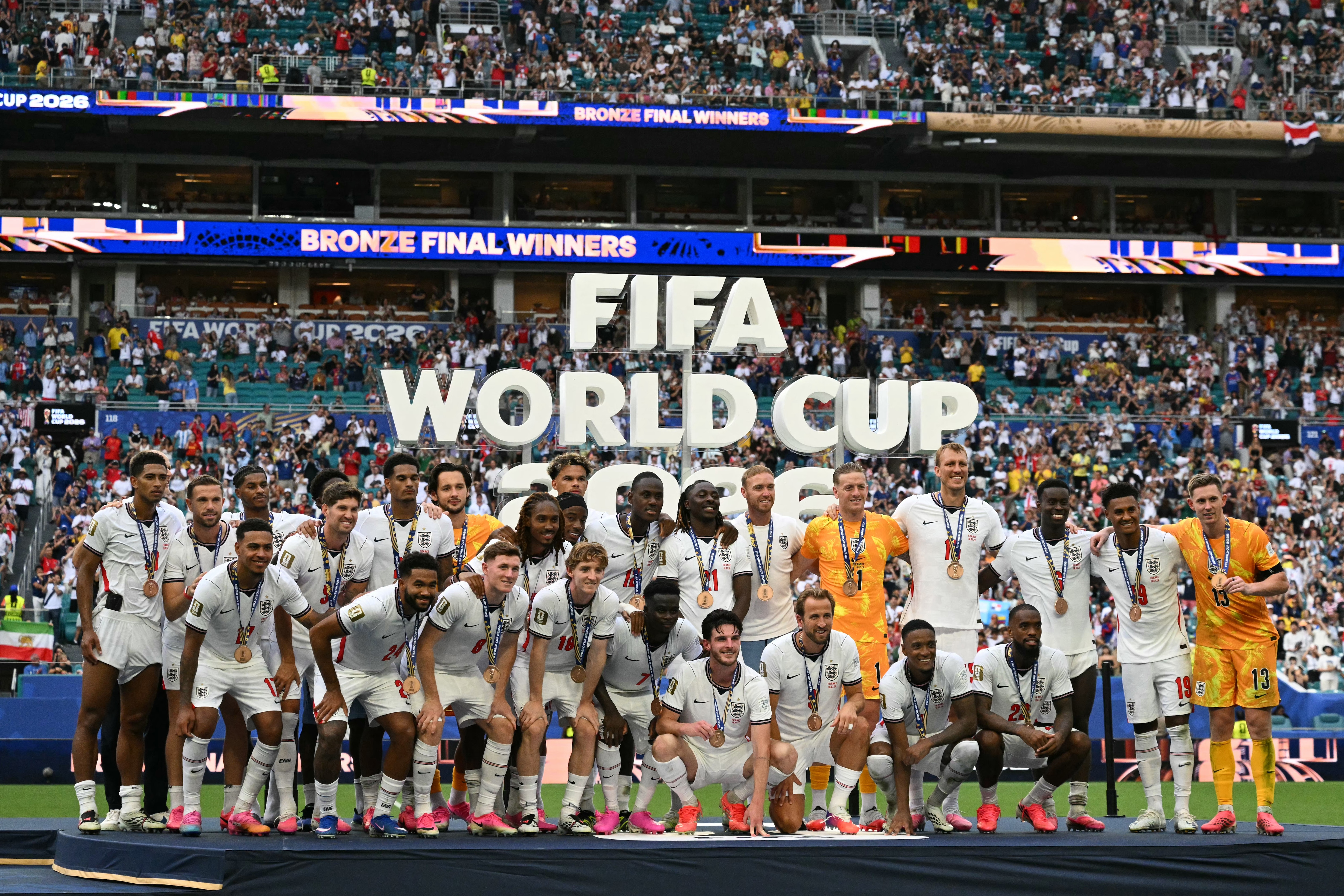Los jugadores de la Selección Inglaterra posaron con sus medallas de bronce tras ganar partido por el tercer puesto del Mundial 2026. (Photo by CHANDAN KHANNA / AFP)