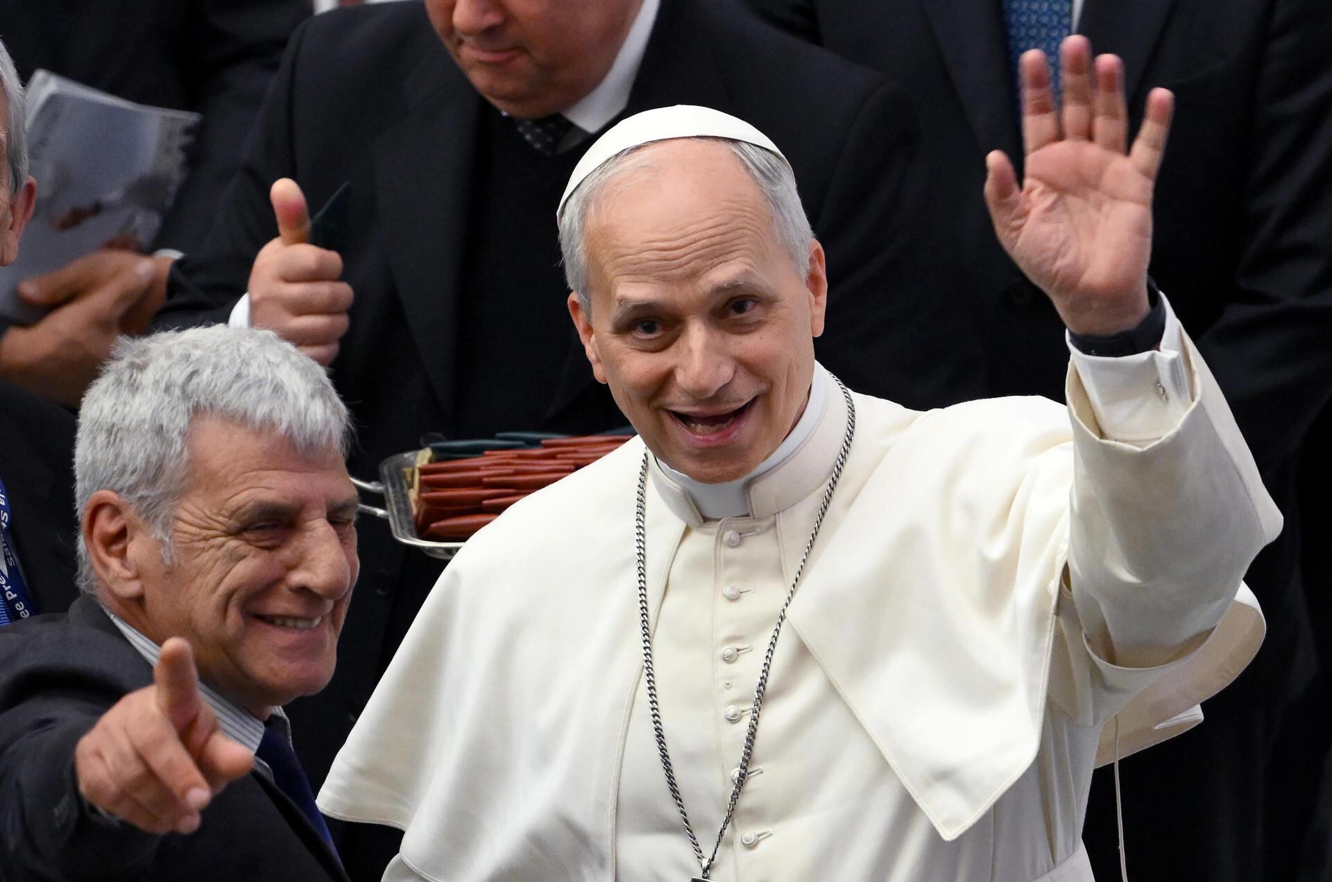 El papa León XIV (d) saluda durante una audiencia con miembros de los medios de comunicación en el Aula Pablo VI de la Ciudad del Vaticano, el 12 de mayo de 2025. (Papa) EFE/EPA/ETTORE FERRARI