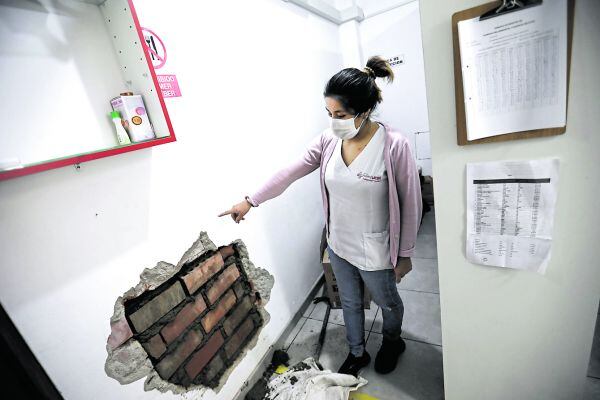 Forado que hicieron los ladrones para entrar a farmacia