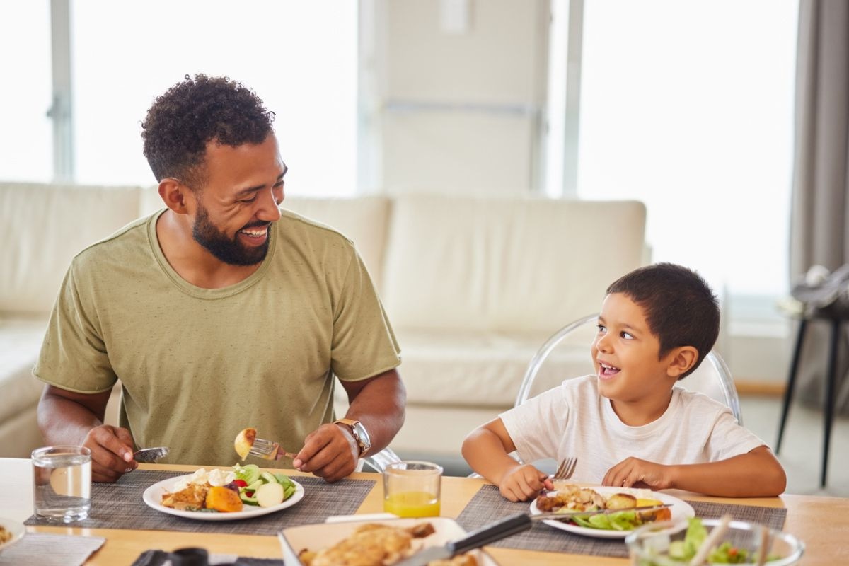 Como padres deben seleccionar el menú a llevar en la semana, así aseguran la buena nutrición de los niños. Foto: iStock.