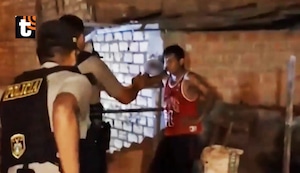 Pánico en el Callao: Hombre con cuchillo amenaza a policías y luego intenta quitarse la vida