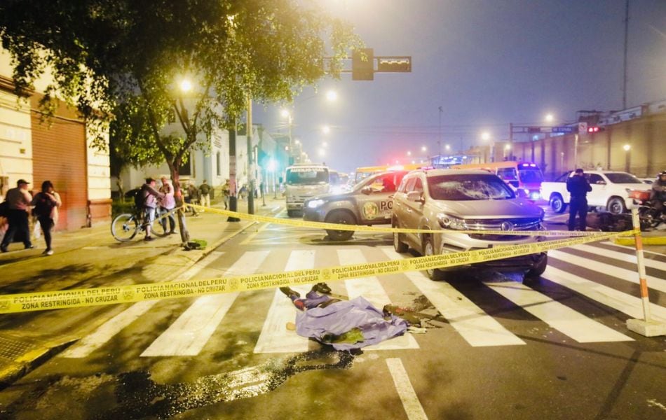 Un motociclista muere al chocar contra una camioneta en la avenida Alfonso Ugarte. (Foto: cesar.grados@photo.gec)