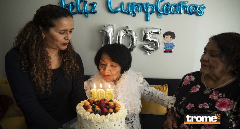 Victoria García Gil nació en San Vicente de Cañete y vive en Lima, Es feliz con el amor de su familia. En esta imagen, cuando celebraba sus 105 años. (Entrevista: Isabel Medina / Trome / Foto: José Rojas)