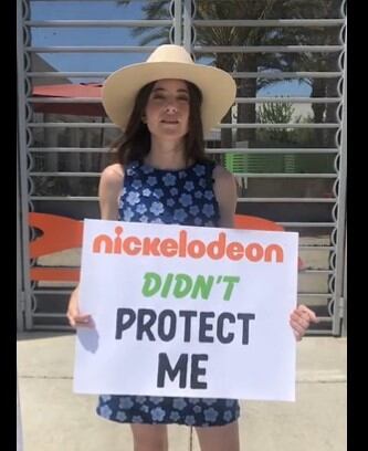 La actriz de 30 salió con pancartas en contra de Nickelodeon (Foto: Alexa Nikols / Instagram)