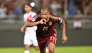 ¡Penal dudoso! Así fue la supuesta falta de Zambrano que Salomón Rondón convirtió en el 1-0 para Venezuela