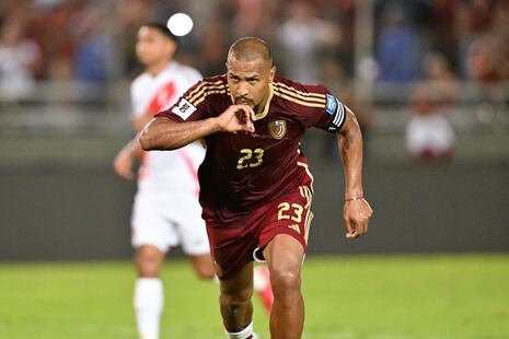 ¡Penal dudoso! Así fue la supuesta falta de Zambrano que Salomón Rondón convirtió en el 1-0 para Venezuel...