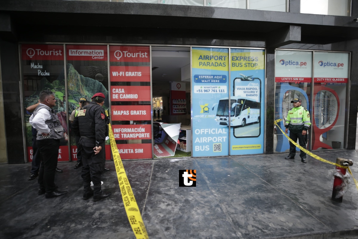 Delincuentes rompieron luna de local comercial y robaron costosos equipos de óptica en Miraflores . Foto: César Bueno @photo.gec