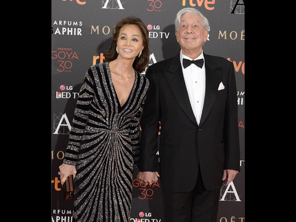 Mario Vargas Llosa y Isabel Preysler caminaron de la mano por la alfombra roja de los Premios Goya. (Foto: Getty Images)