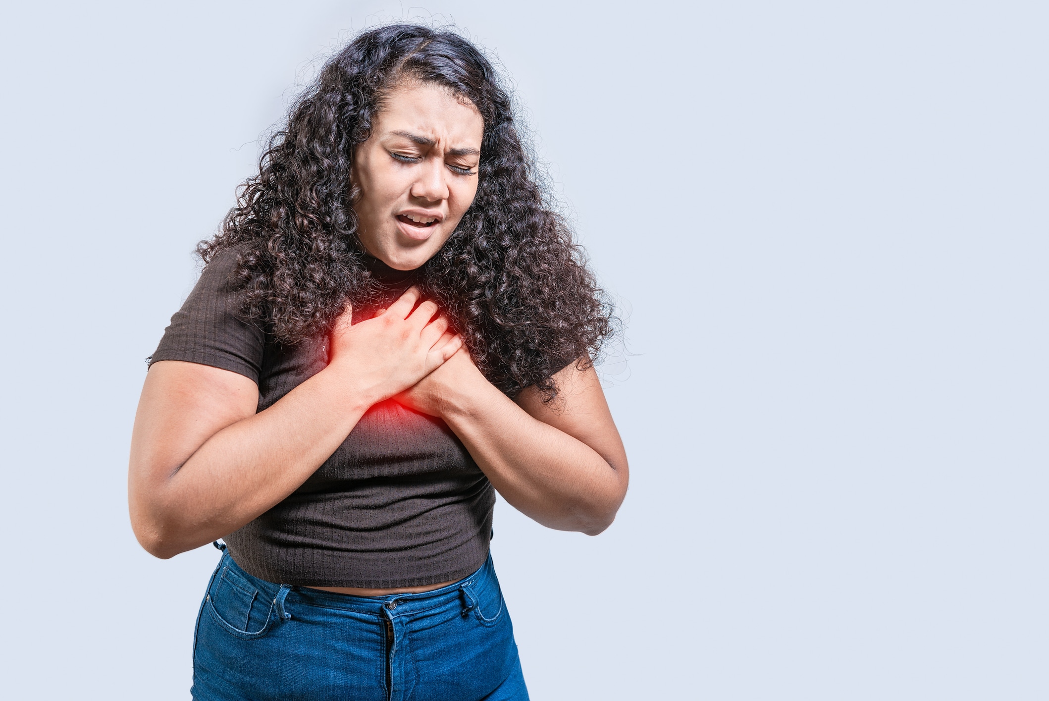 Las señales que no deben ignorarse son el dolor en el pecho, sobre todo en el lado izquierdo, que puede extenderse hacia el cuello, el brazo o la mandíbula. Foto: Istock