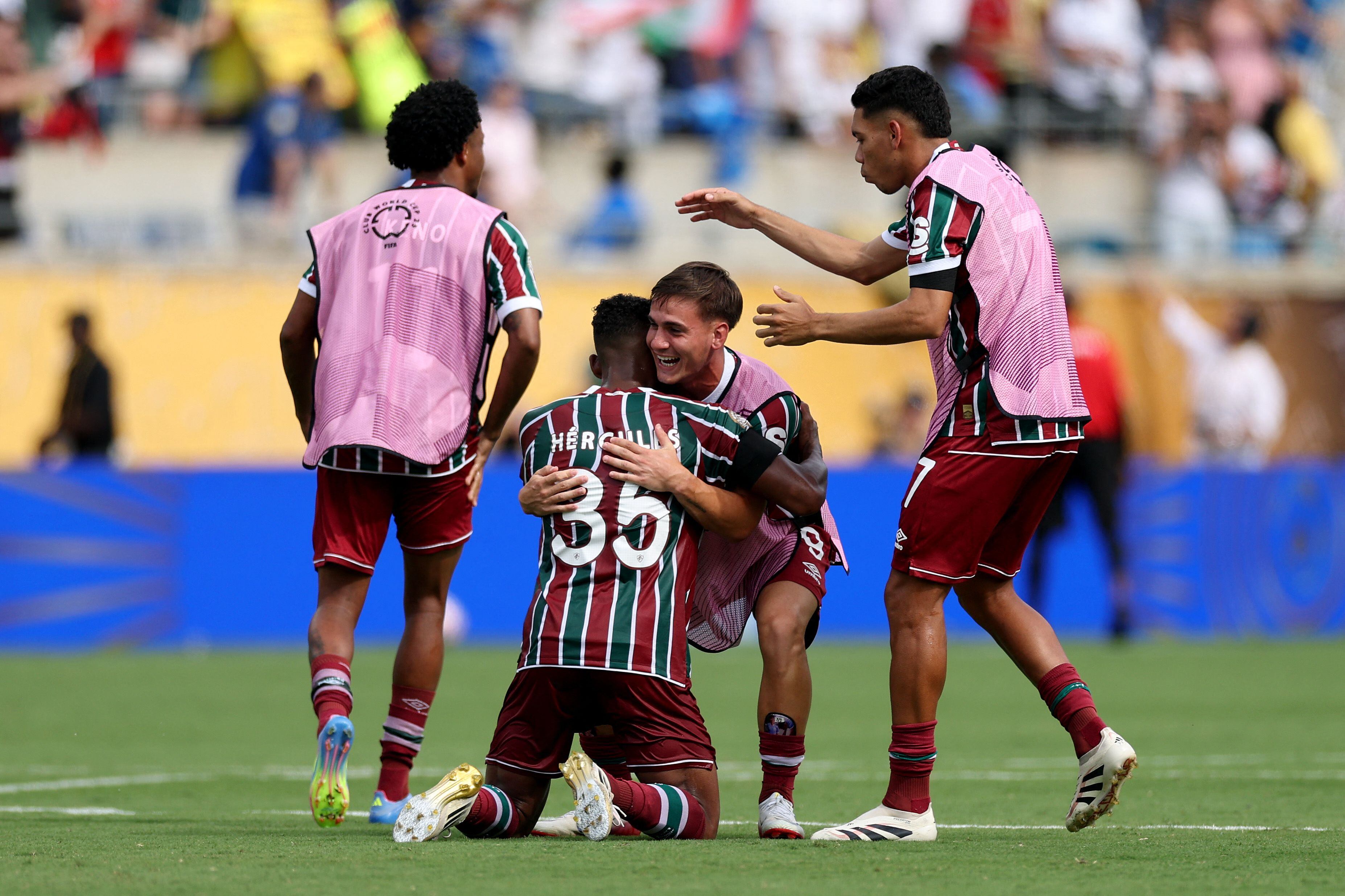 Hércules celebra el tanto del triunfo del Fluminense con sus compañeros. (AFP)