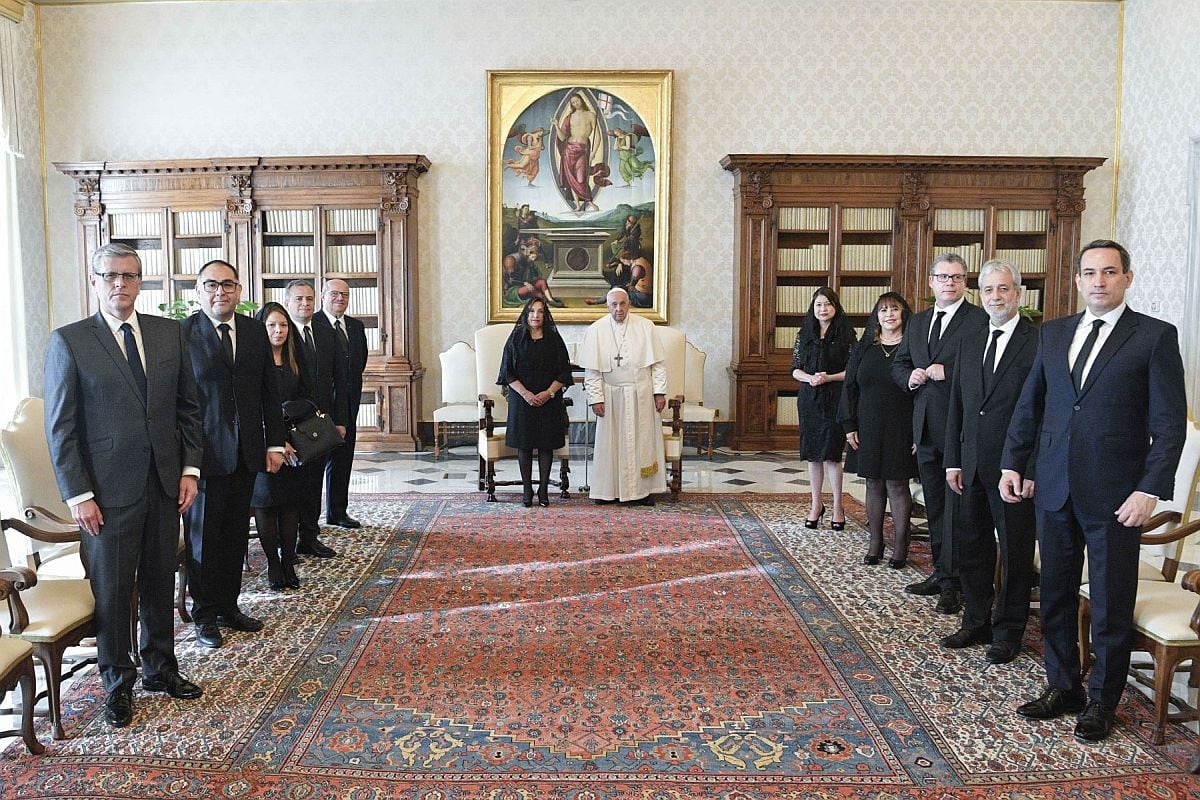Dina Boluarte se reunió con el papa Francisco acompañada por su comitiva oficial. (Foto: AFP)