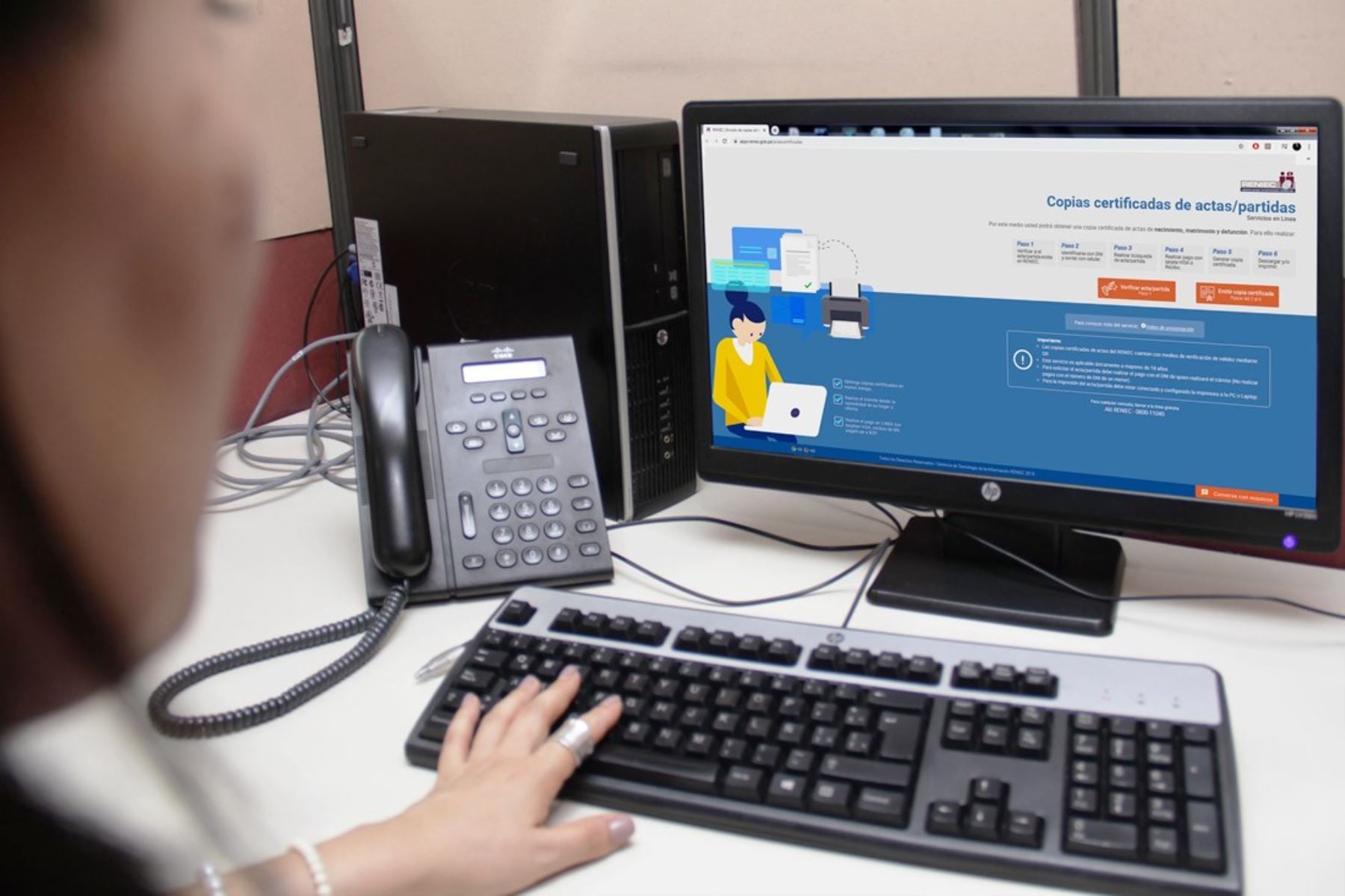 Gracias al módulo de consulta web ‘El padrón lo hacemos todos’, muchas personas pudieron actualizar sus datos. Foto: Andina/referencial