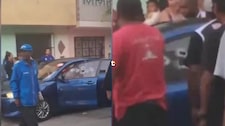 ¡Lo acribillan dentro de su auto! Matan a presunto prestamista en el Callao y dejan herida a su pareja