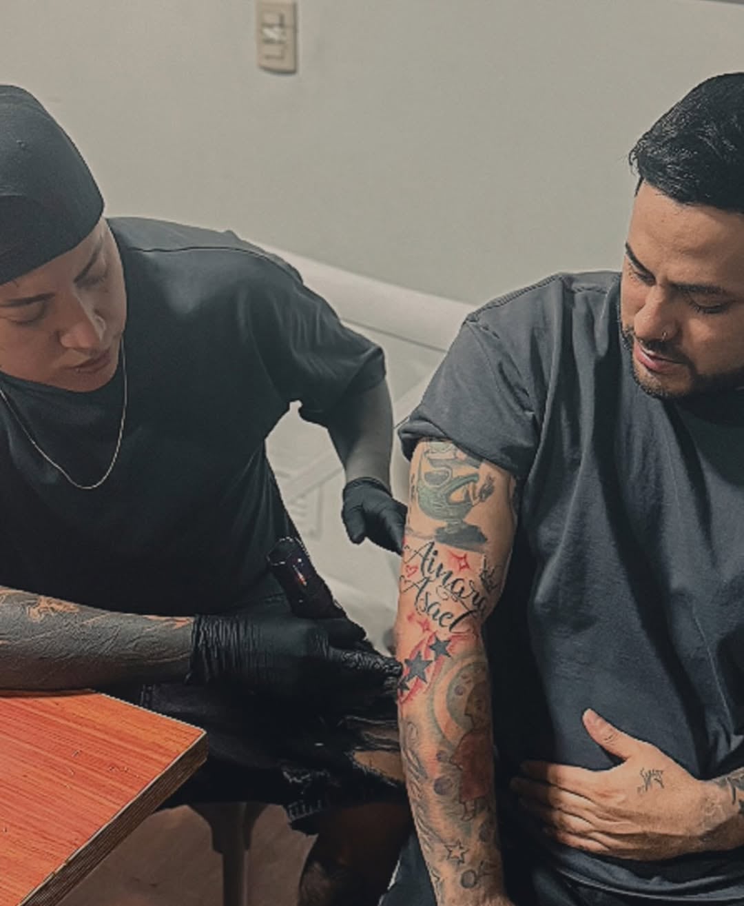 Cantante se tatúa nombres de sus hijos. (Instagram: @bryan.jg.music)