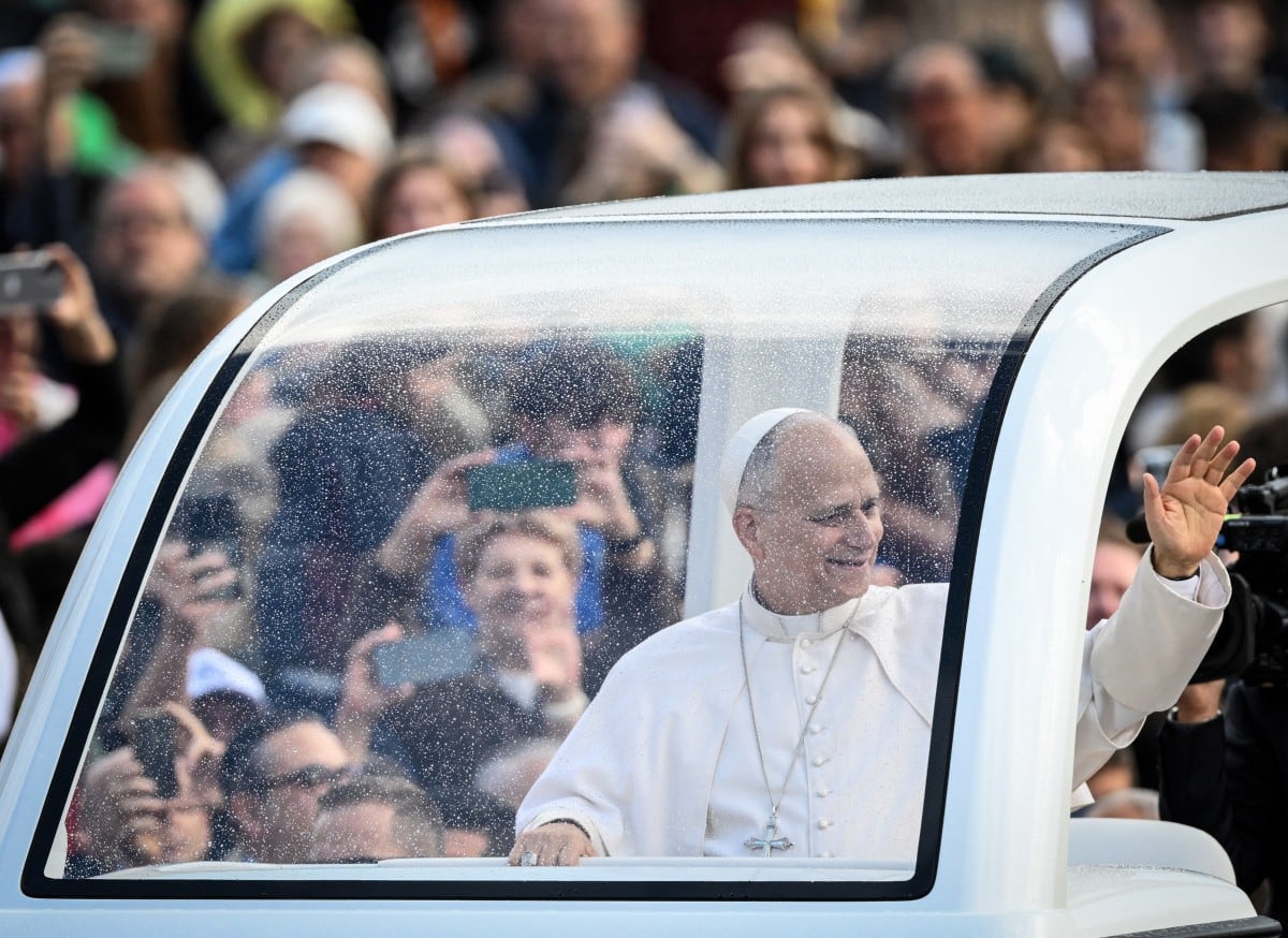 La lluvia no detuvo al Papa León XIV en el encuentro con los fieles en el Vaticano (Foto: AFP)