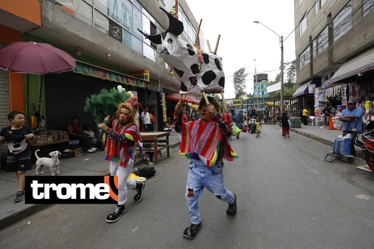 Payasitos hacen show con vaca loca y cortamonte. Foto: Piko Tamashiro