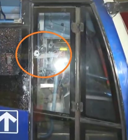 Uno de los proyectiles contra vehículo de transporte público en el Cercado de Lima. (Canal N)