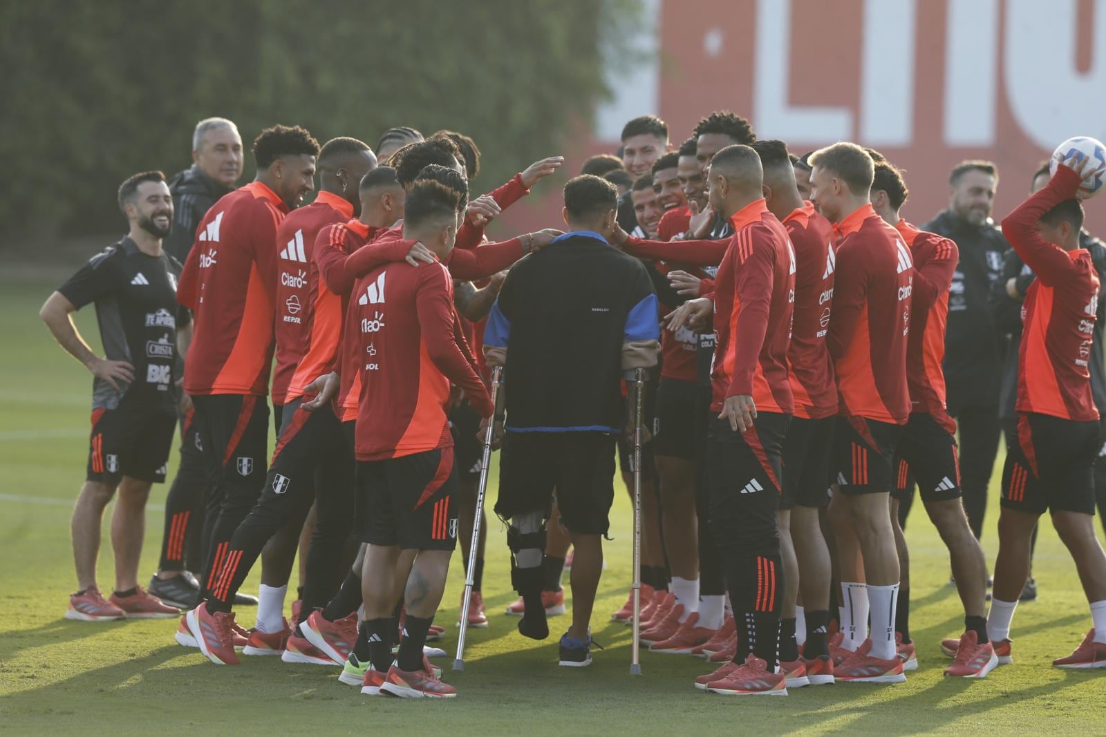 Yoshimar Yotún recibe el cariño de sus compañeros en la selección en su peor momento (Foto: GEC)