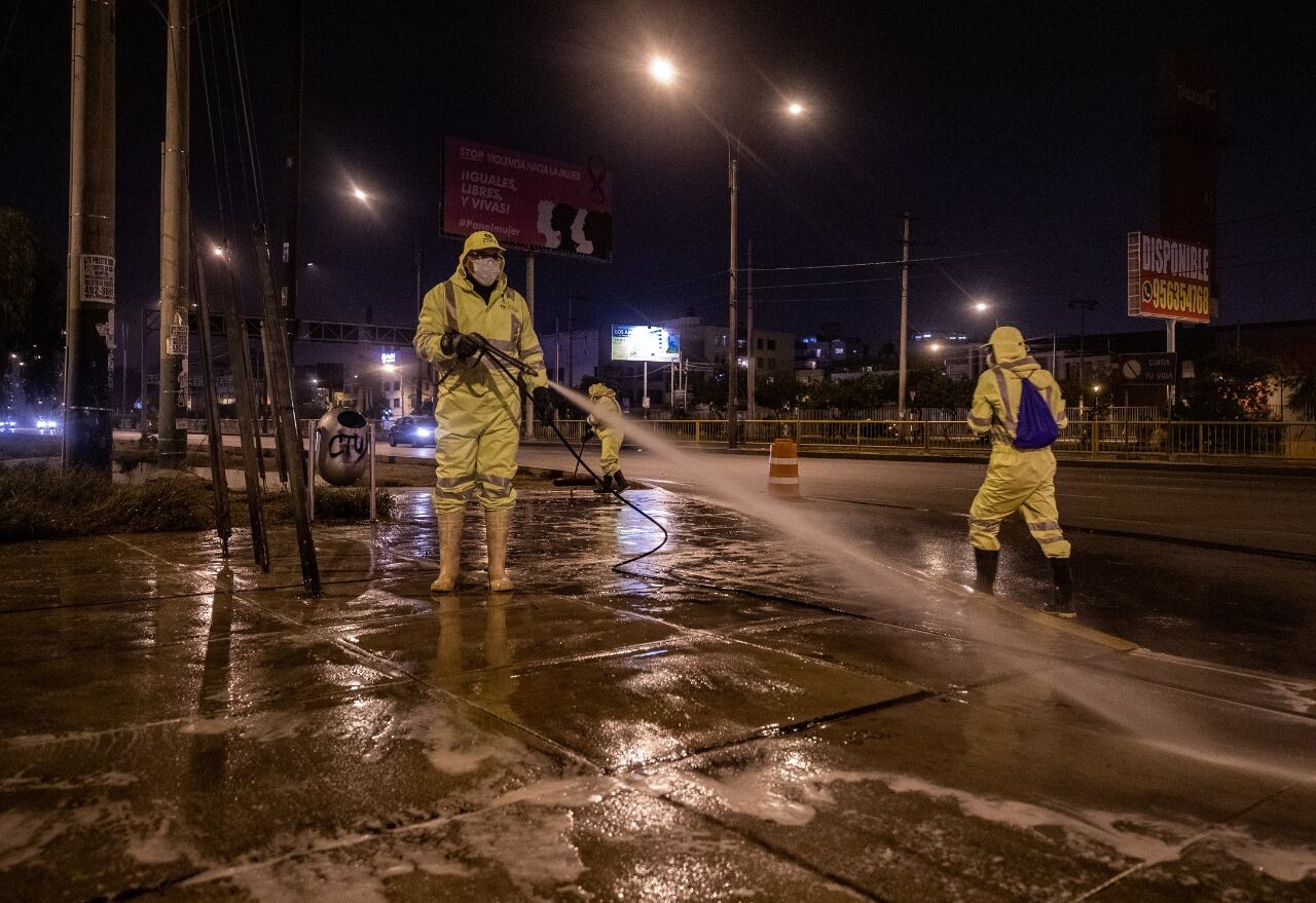 Cuando realizaban labores de limpieza para prevenir la propagación del COVID-19. (Foto: MML)