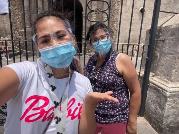 Caroline Tello junto a su madre en Arequipa