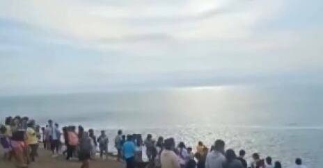 Dos adolescentes cayeron al mar cuando jugaban en una peña en Huacho.