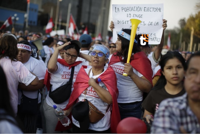 Cientos de personas se concentran en la Avenida de La Peruanidad en el Campo de Marte de Jesús María, para protestar contra el jefe de la ONPE Piero Corvetto y el presunto fraude reclamado por el partido de Renovación Popular.
Fotos: Julio Reaño/@photo.gec