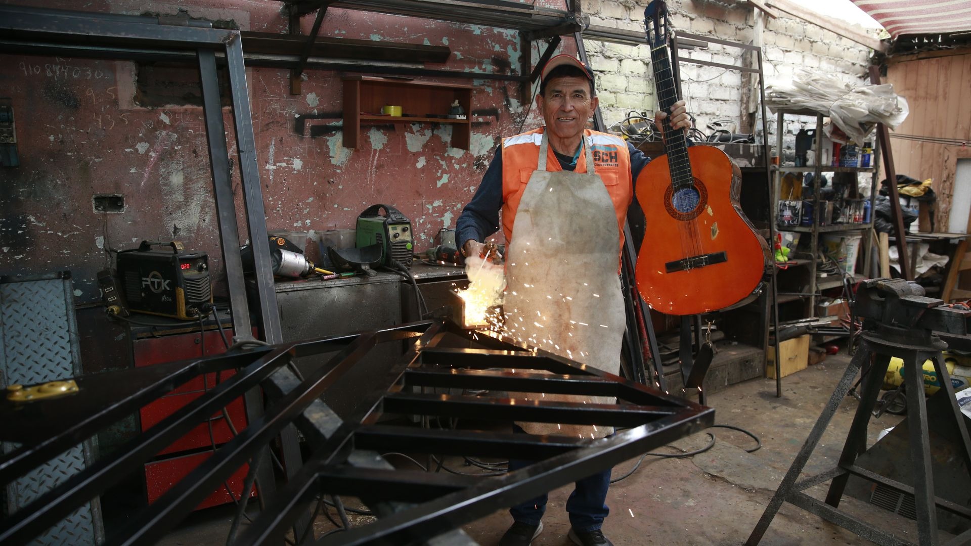 El artista Luis Alberto Calle Maldonado trabaja también como cerrajero. Foto: Allengino Quintana