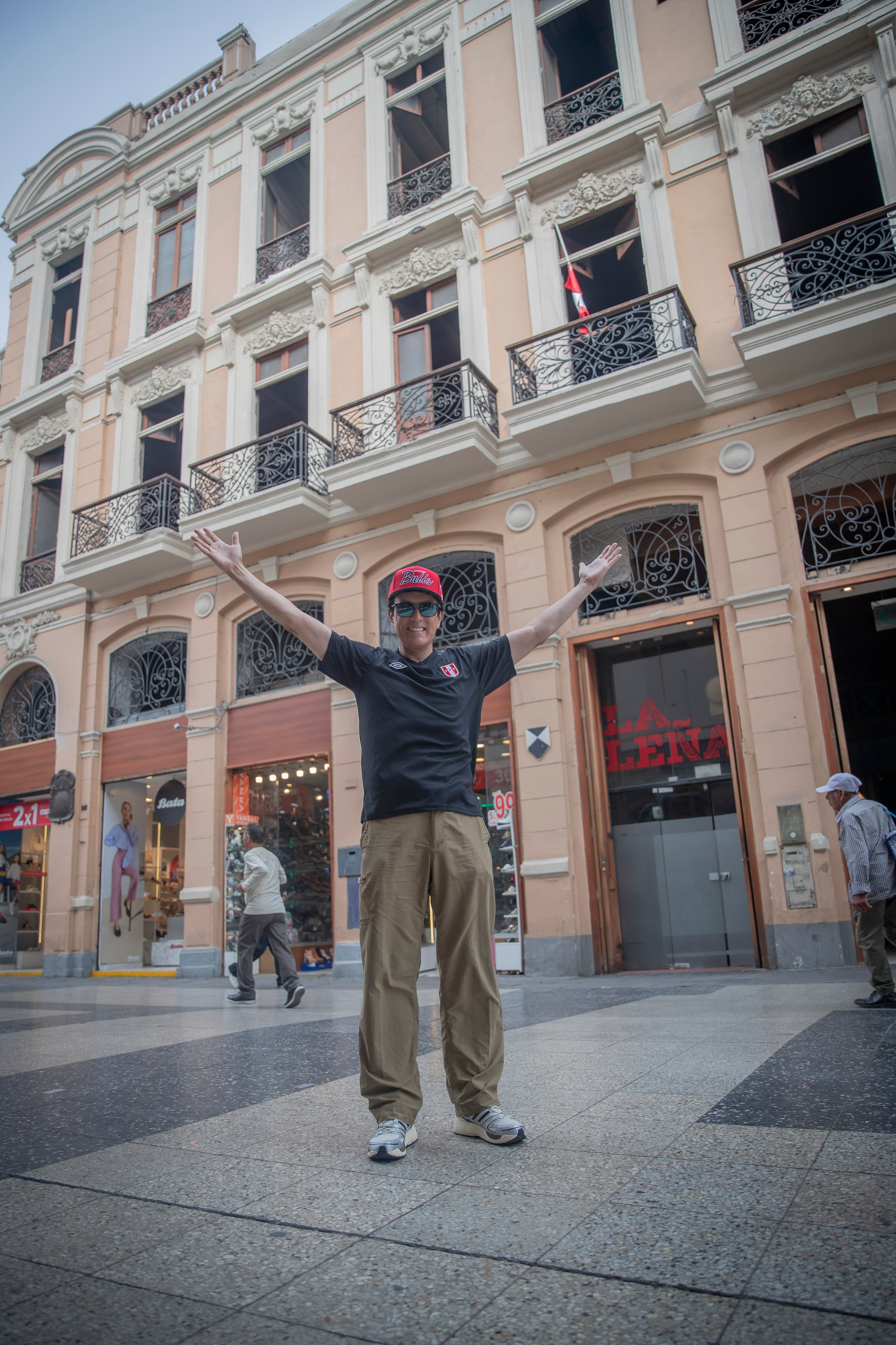 Carlos Espá en el frontis del desaparecido diario La Prensa, donde compartió redacción con Jaime Bayly, Federico Salazar, Enrique Ghersi, Mario Ghibellini y otros