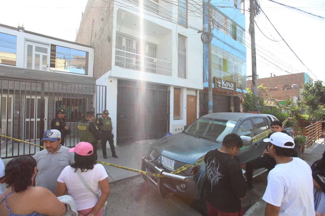 En Ventanilla, asesina a
dueño de una cevichería a balazos cuando tomaba con amigos en la calle.
Fotos: Violeta Ayasta/@photo.gec