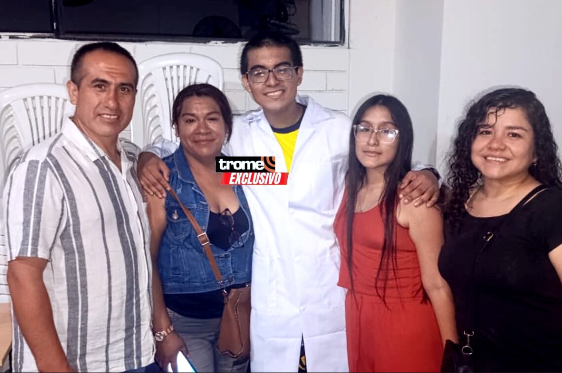 Elías Mendoza junto a su familia y su tutora. El joven logró primer puesto en examen para Medicina en admisión San Marcos 2025-II. (Entrevista: Isabel Medina / Trome).