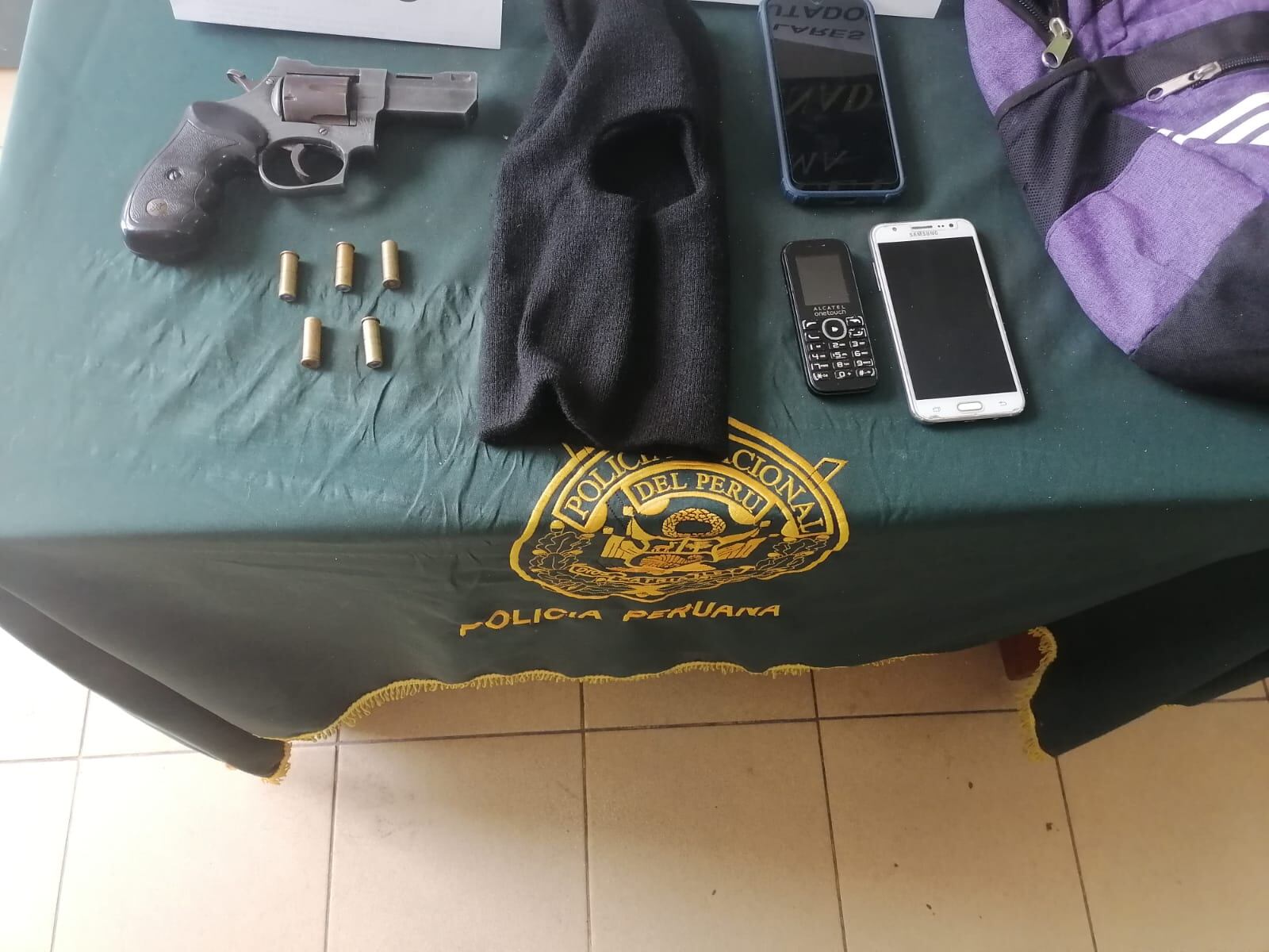 Dentro del carro, en una mochila, había un pasamontañas y un revólver con cinco municiones.