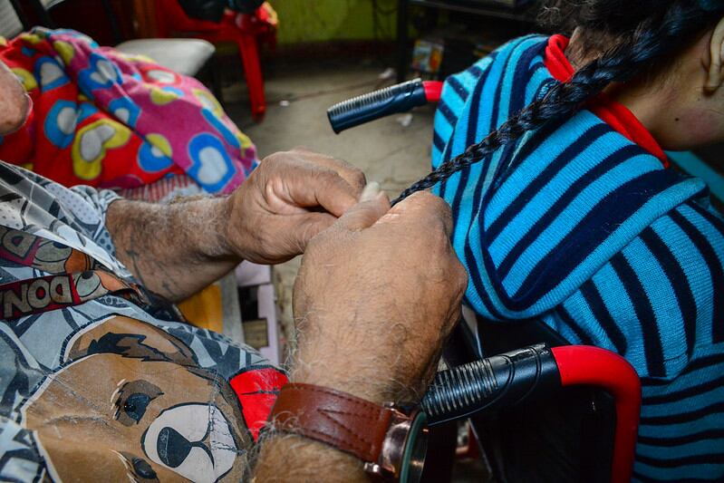 Don Wilfredo le canta 'Mi niña bonita' a su hija Alexandra. La peina y la asea todos los días.