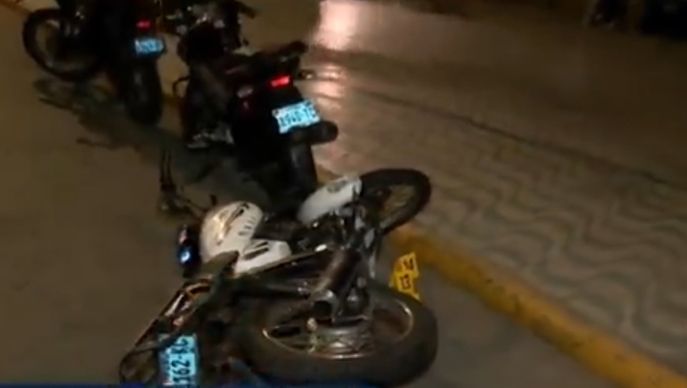 Casquillos de bala quedaron a un lado de las moto en la pista, en Chorrillos. (Willax Noticias)
