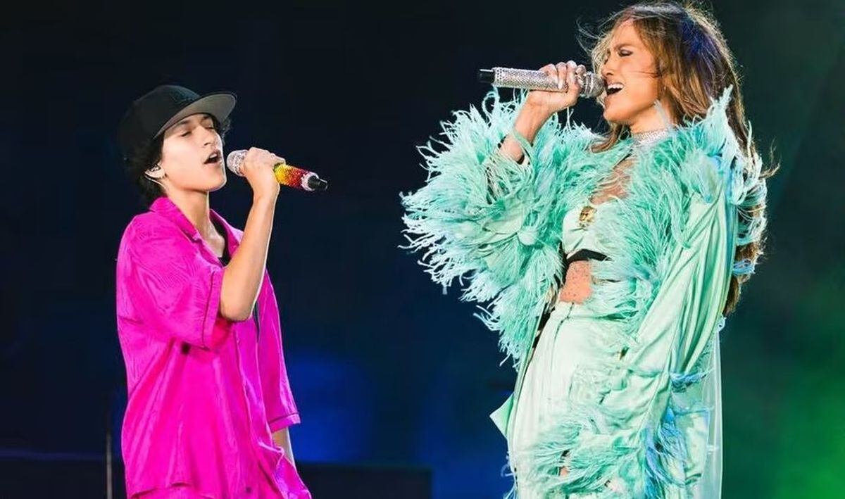 Durante el concierto en el que cantaron a dúo (Foto: Jennifer Lopez / Twitter)