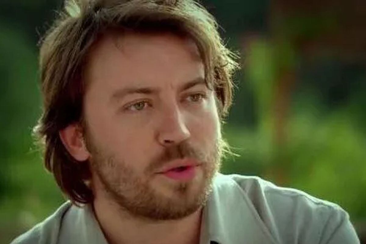 Ahmet asiste a una manifestación convocada por seguidores de partidos izquierdistas en "Mar de amores" (Foto: D Productions)