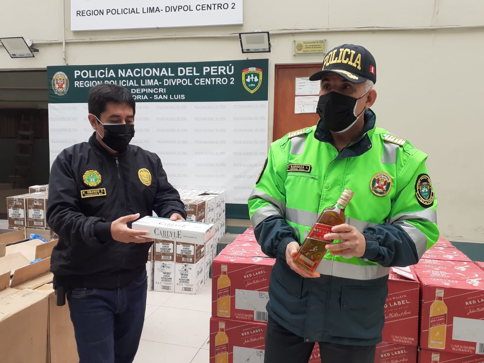 Millonaria carga de finos licores, cartones de cigarros y fardos de roba de contrabando, que fueron traídos de Tacna y Puno, fueron decomisados por policías de Depincri La Victoria. (fotos: Mónica Rochabrum/Trome)