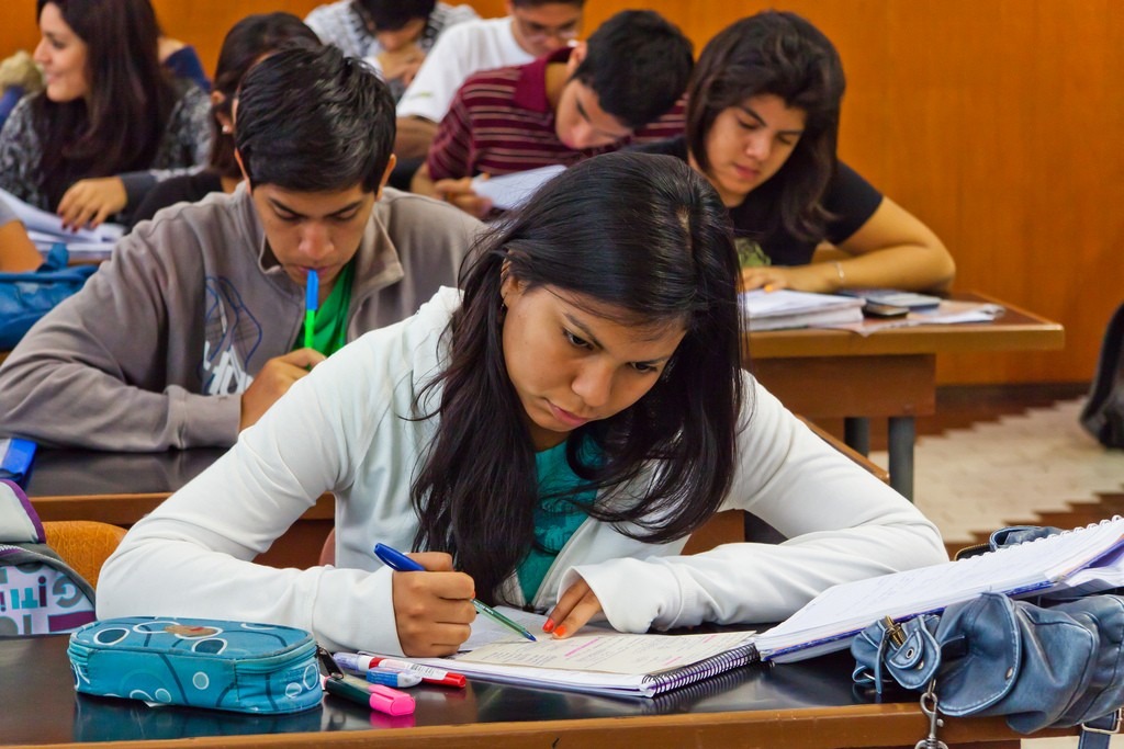 Jóvenes necesitan más estudios y menos redes sociales.