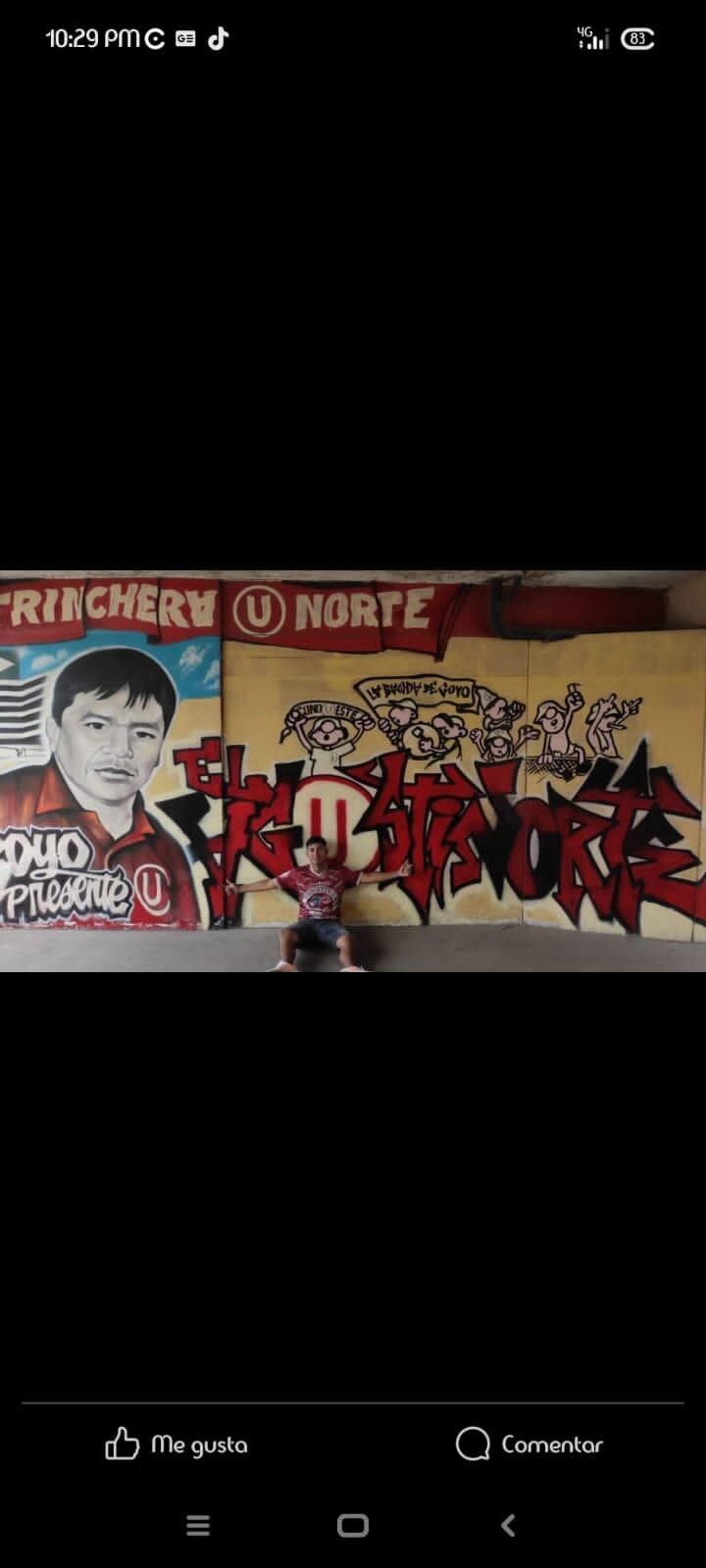 Con el fondo de su barra. También posaba con barristas de Villa Hermosa.