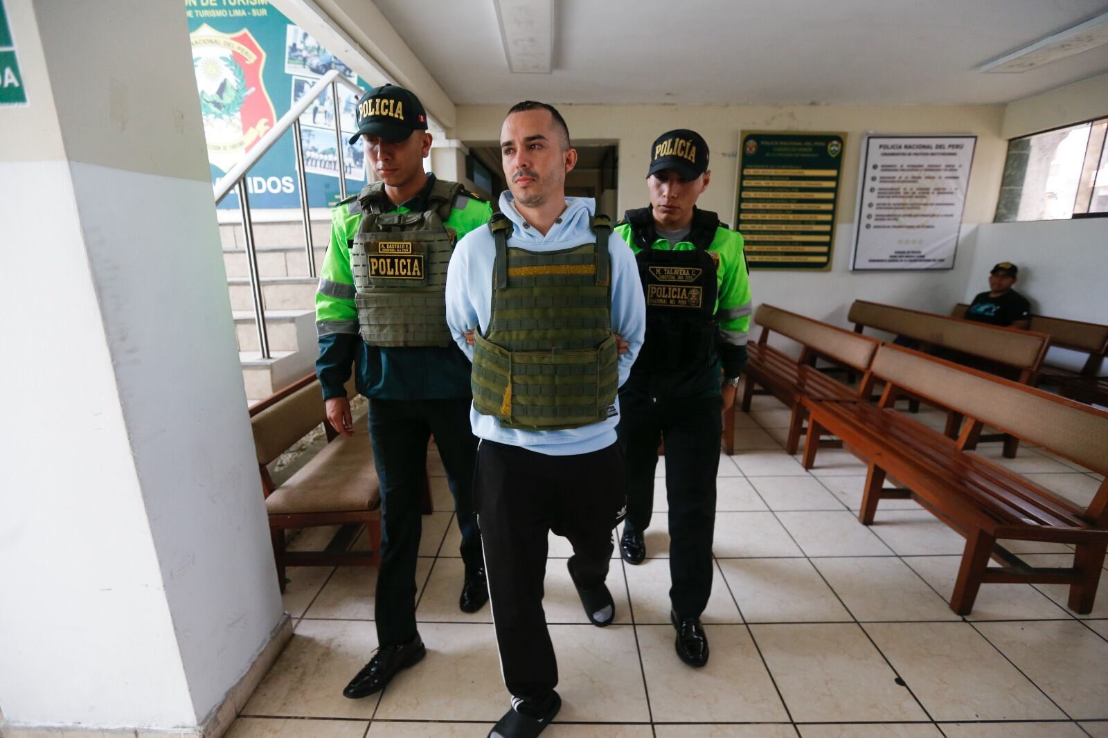 Intervenido Omar Fregeiro fue conducido a la comisaría de Barranco y luego a la sede de Requisitorias. | Foto: Violeta Ayasta / Diario Trome
