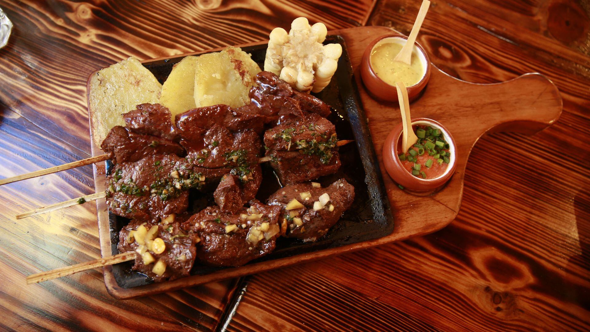 Nemías Pomachagua Cajahuaringa presenta la nueva propuesta: 'Trilogía Anticuchera'. Foto: Allengino Quintana