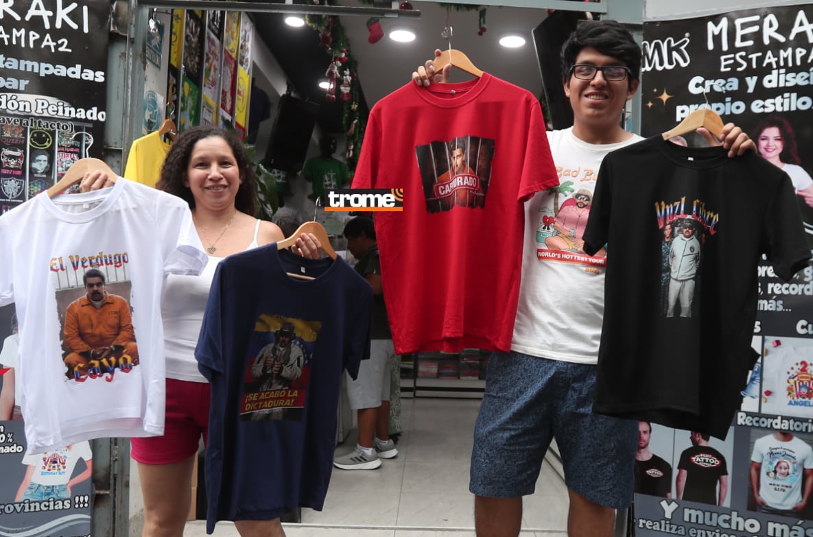 Venden polos con imágenes de la captura de Nicolás Maduro y frases 'Venezuela libre', y a la vez no quieren control de Trump. (Entrevista: Isabel Medina / Foto: Jesús Saucedo / Trome).