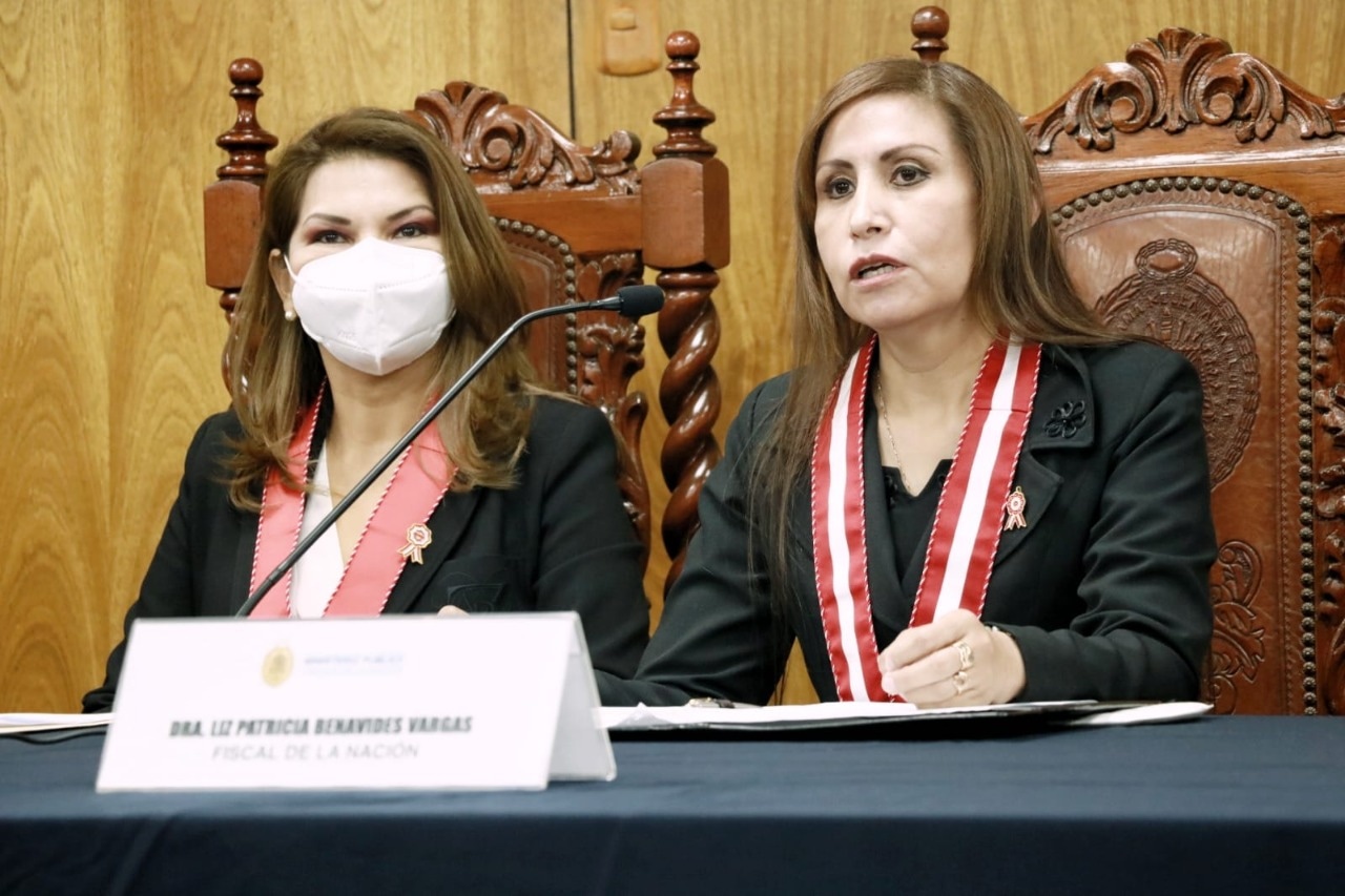 Marita Barreto, coordinadora del Equipo Especial Contra la Corrupción del Poder y la fiscal de la Nación, Liz Benavides.