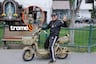 ‘Abuelito de la moto de oro’ sorprende a los 75 años con su nueva bicicleta llena de pedrería: “La he tuneado”