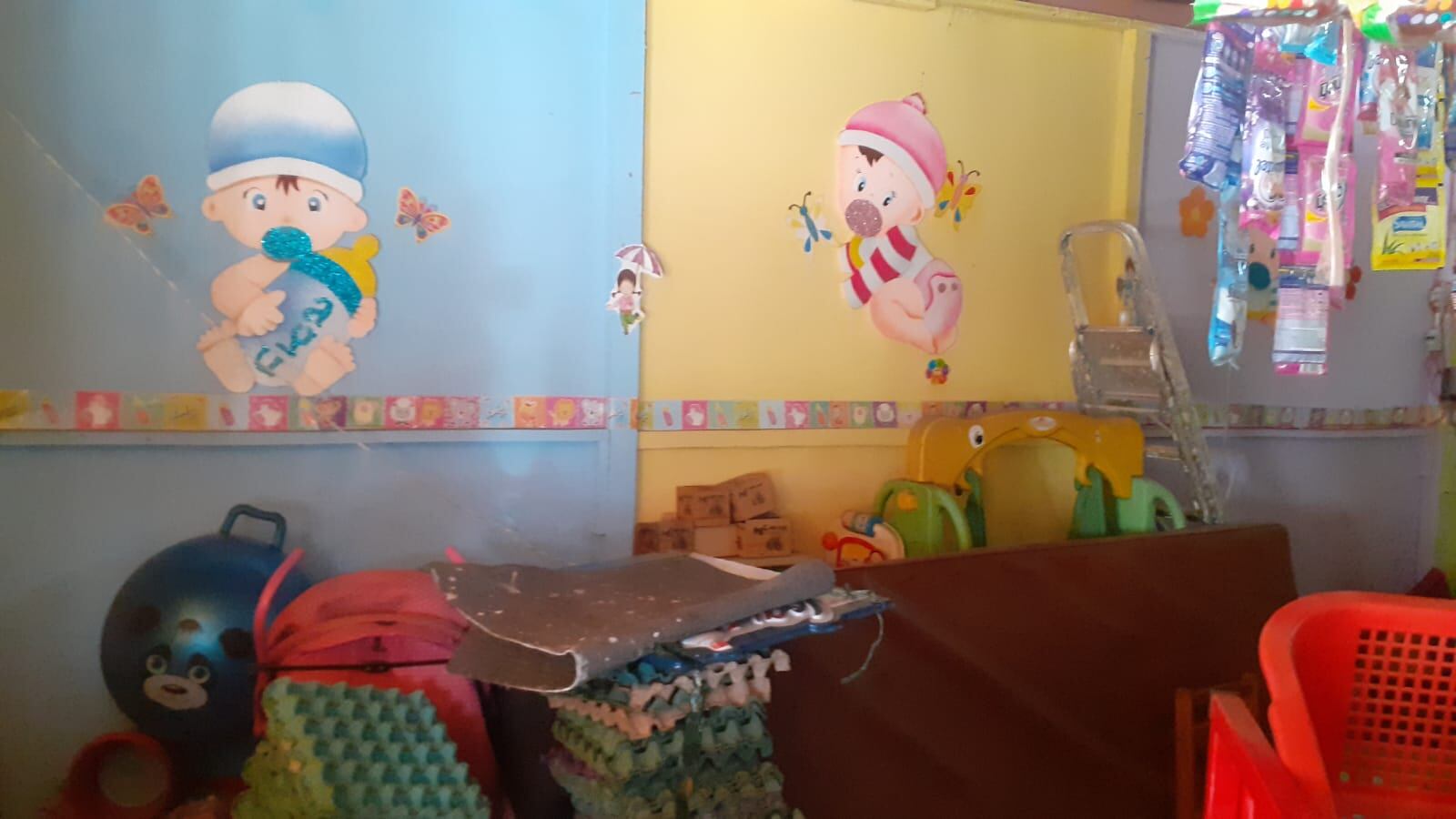 'Miss Roxi' cerró la guardería en pandemia, abrió una bodeguita, que la decoró con muñecos y adornos multicolores, y le roban. (foto: TROME)