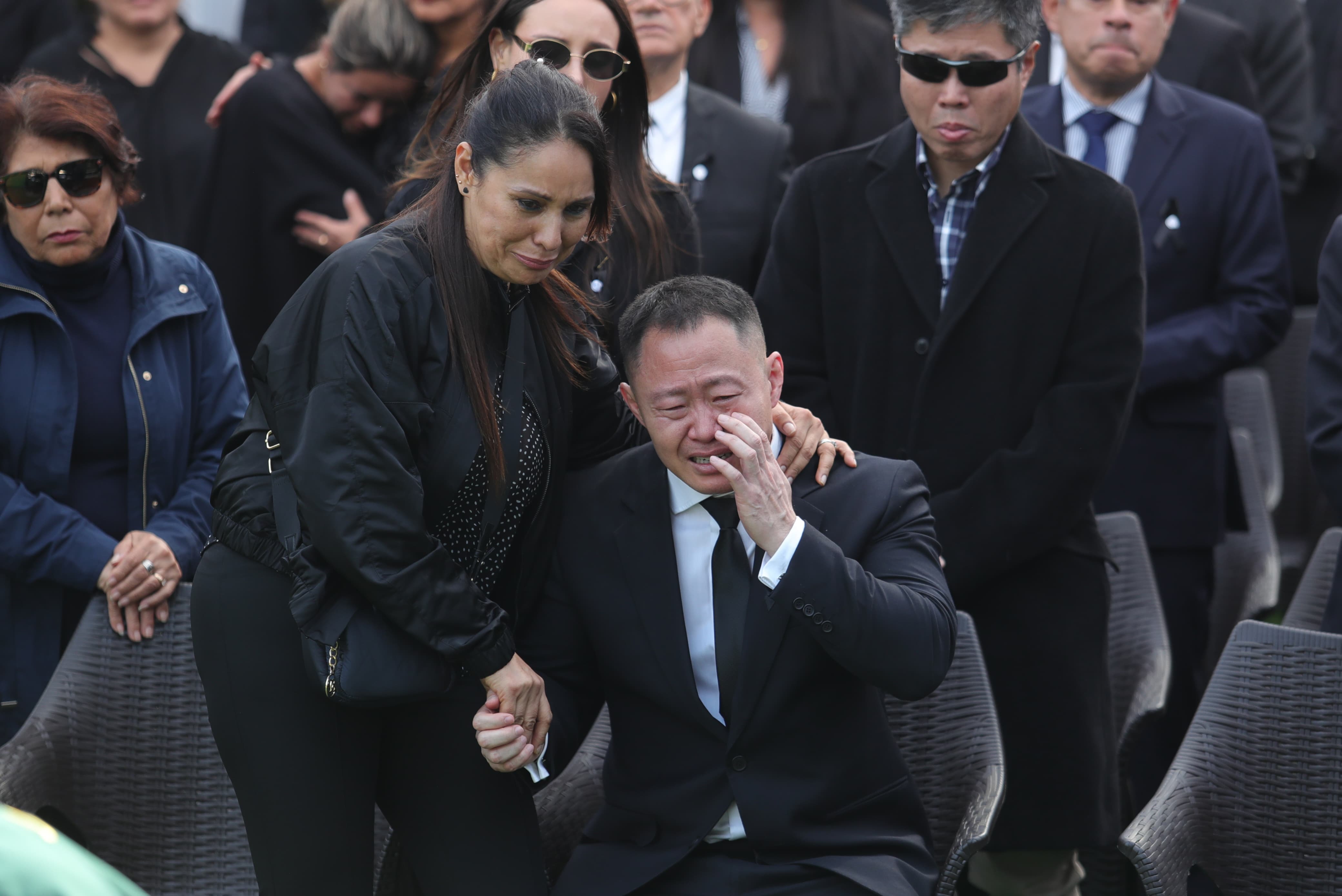 Kenji Fujimori conmovió a muchos por su sufrimiento al lado del ataúd de su padre