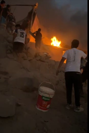 A falta de agua, vecinos intentaron controlar el fuego con baldes de arena. (Municipalidad de Independencia)