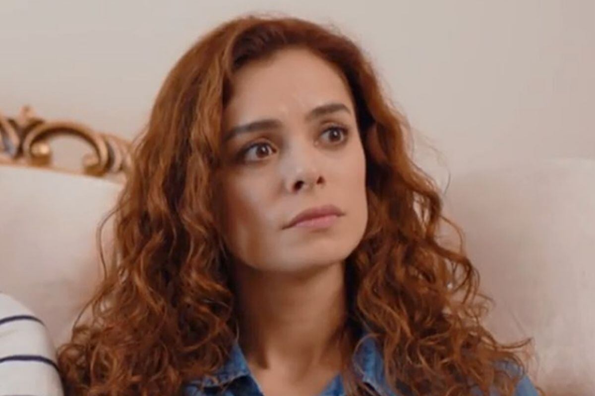 Zeynep, interpretado por Özge Özpirinççi, es una joven que vive feliz con su padre y su tía. Ella vive en Estado Unidos, pero regresa a casa cuando descubre que está embarazada y sola (Foto: Süreç Film)
