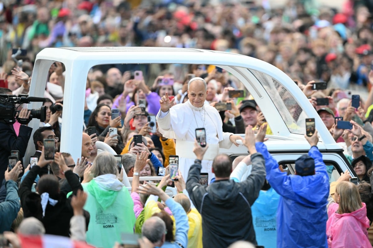 El papa León XIV saluda a la multitud durante la audiencia general semanal en la plaza de San Pedro, en el Vaticano, el 21 de octubre de 2026. (Tiziana FABI / AFP)