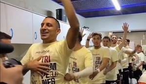 El divertido trencito de Alex Valera y el plantel de Universitario tras la conquista del Tricampeonato | VIDEO