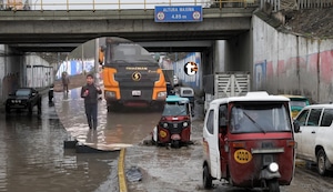 ¡Villa El Salvador bajo el agua! Lluvias inundan calles, colapsan el tránsito y afectan hospital de emergencias